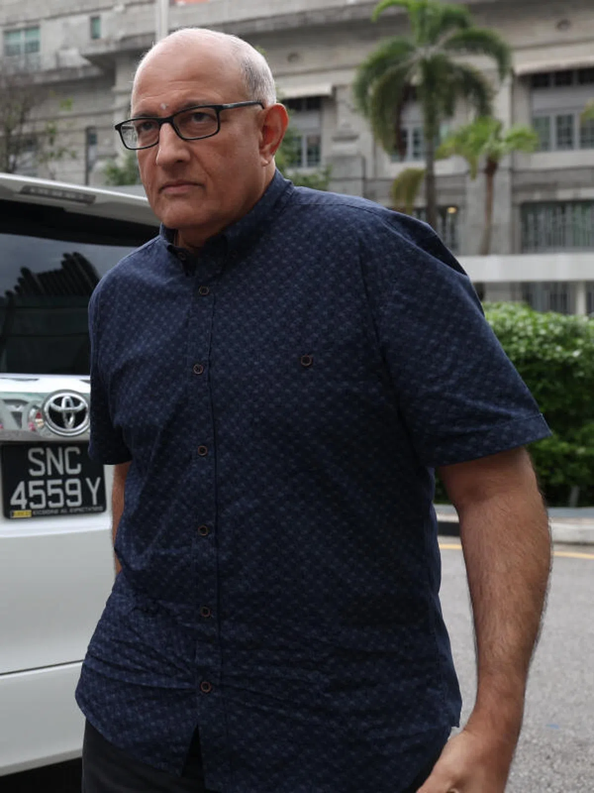 易华仁2024年10月7日抵达国家法院准备入狱服刑。（海峡时报）