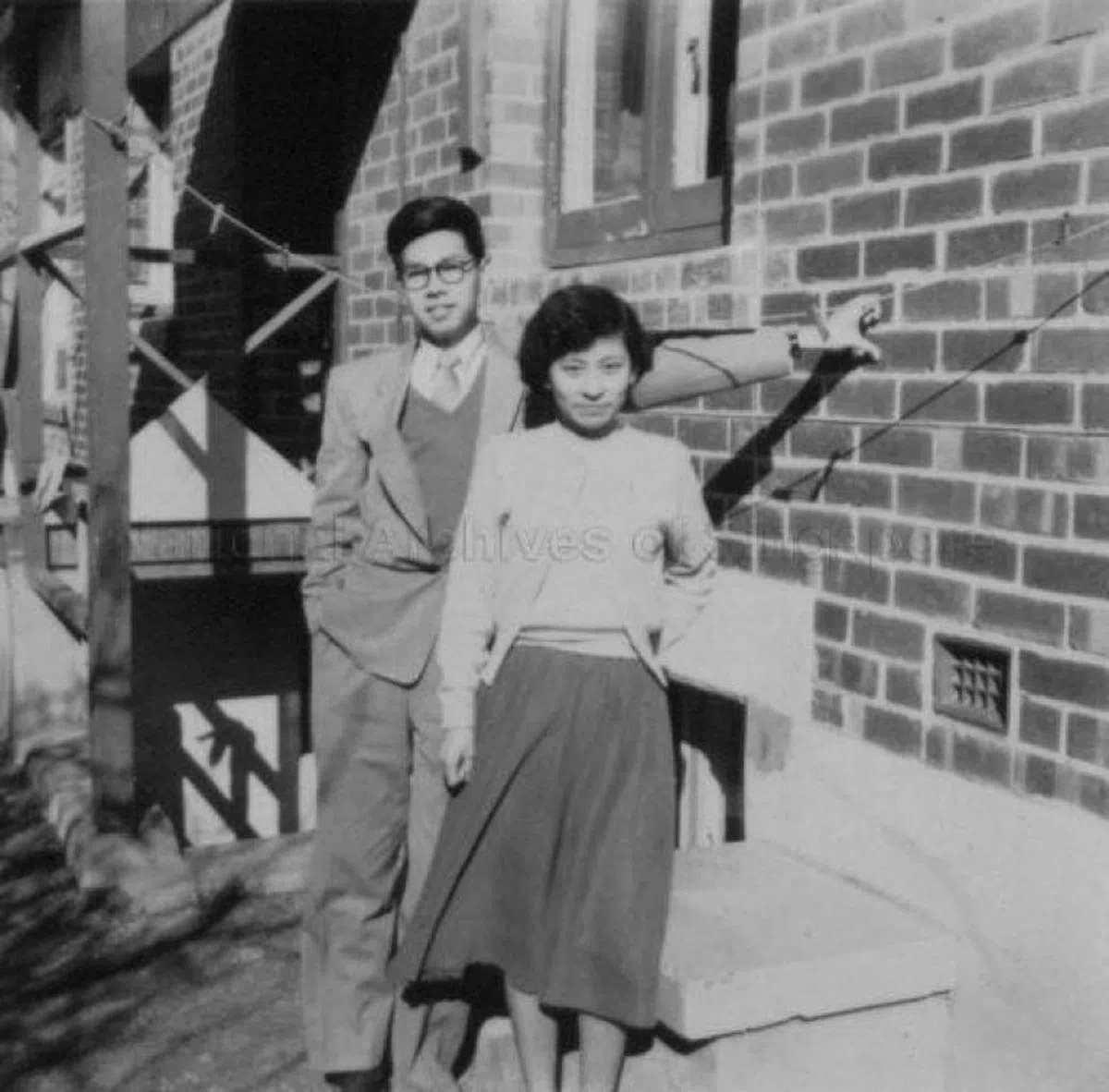  我国首任民选总统王鼎昌（左）也很中意这个pose，在澳大利亚留学时与太太林秀梅拍拖合照都喜欢摆这个姿势。（国家档案馆） 