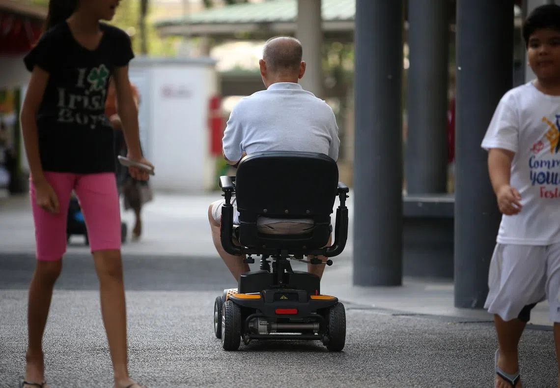 个人代步工具虽然能为行动不便者带来便利，不当使用却可能对他人造成不便，甚至危险。（联合早报）