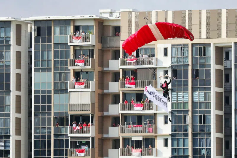  2020年新加坡国庆庆典于8月9日在冠病疫情中举行，红狮跳伞队首度降入邻里，向医护人员和前线工作者致敬。红狮跳伞队在盛港一带的公寓前从天而降，令居民喜出望外。（联合早报） 