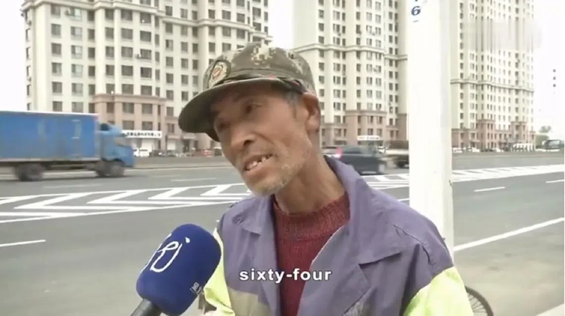 记者：“您今年多大岁数？” 王寿山：“我是sixty-four。”（视频截图）