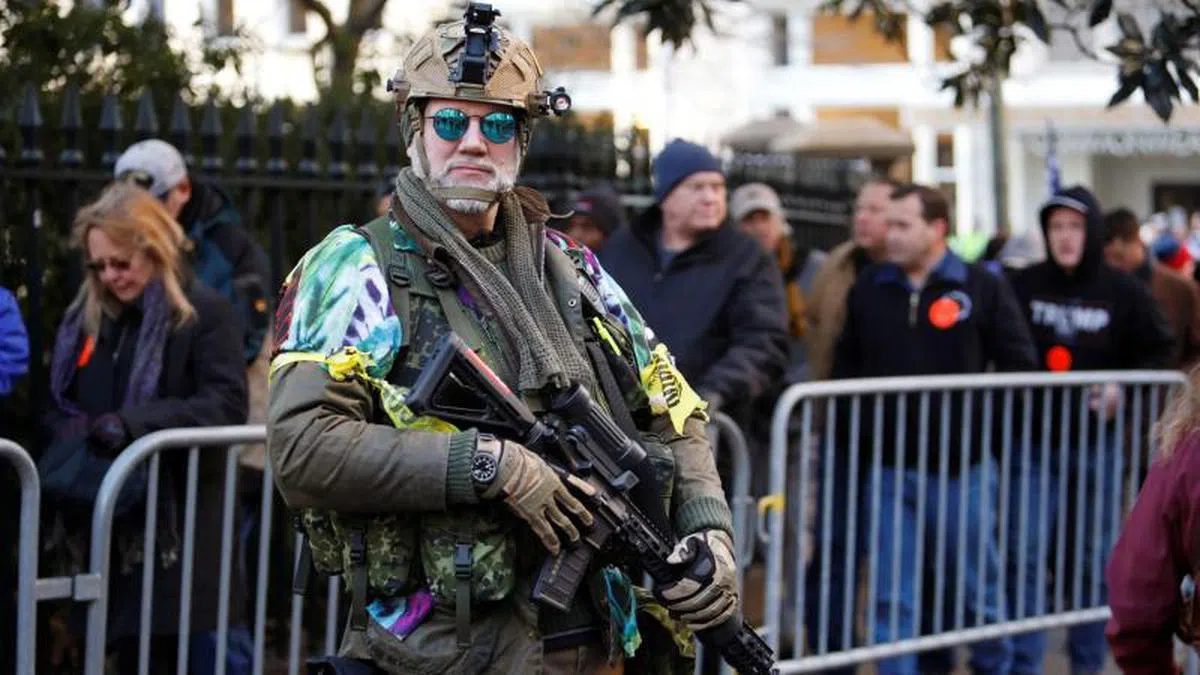 一名拥枪派人士在2020年维吉尼亚的一场拥枪集会上持枪“驻守”。（路透社）