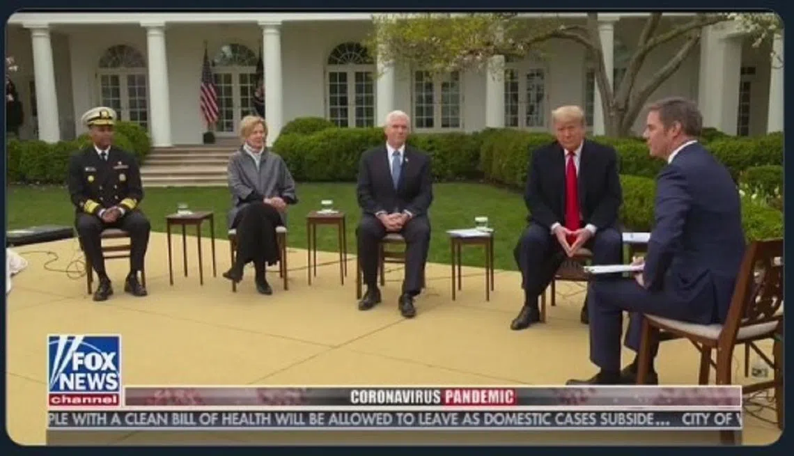 （左二）白宫冠状病毒工作组的应对协调员德博拉·比克斯医生、（左三）美国副总统彭斯、（右二）总统特朗普。（视频截图）