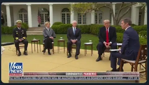 （左二）白宫冠状病毒工作组的应对协调员德博拉·比克斯医生、（左三）美国副总统彭斯、（右二）总统特朗普。（视频截图）