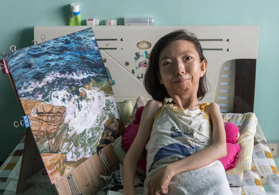 勇敢坚强的中国残疾画家张俊莉。（互联网）