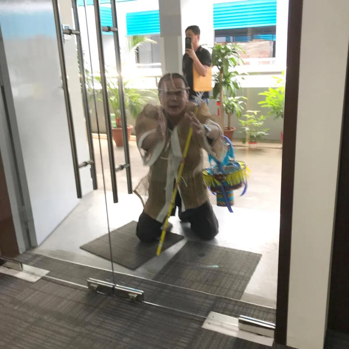 2019年披麻戴孝上门讨债的收债公司老板。（联合晚报读者提供）