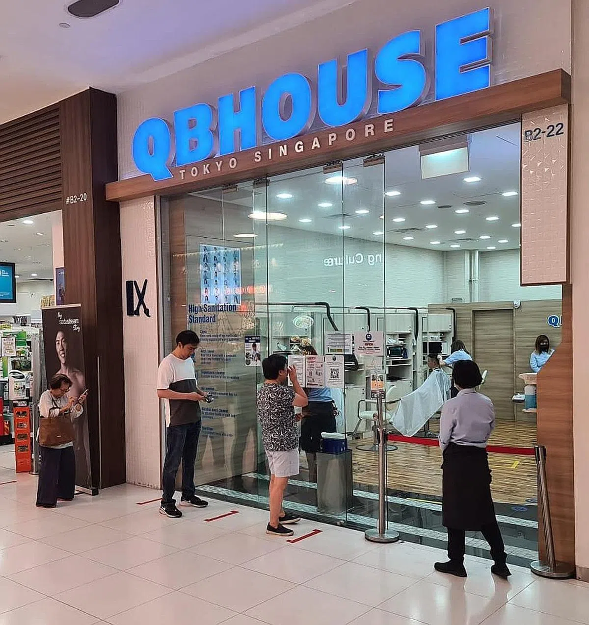  廉价理发店QB House店面外，估计明天又会开始出现像阻断期之前的长长人龙。（QB House） 