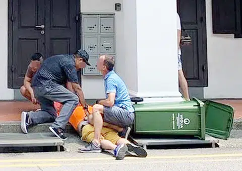 身材高瘦的洋汉一度单膝跪压着壮男的臀部，另外两名男子则分别在壮男的头部和身旁压制住他。（新明日报）