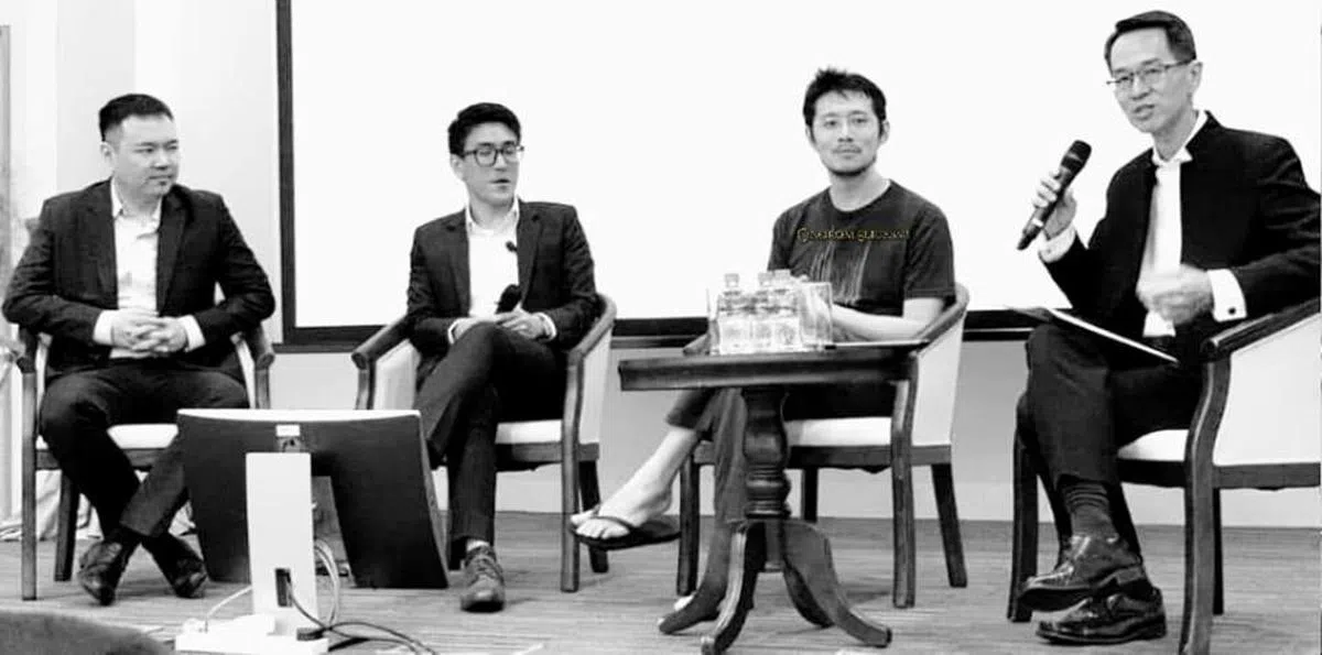  互联网上流传的这张照片显示，李显龙和何晶的儿子李鸿毅（右二）出席一个座谈会时，脚穿拖鞋惹人注目。（互联网） 