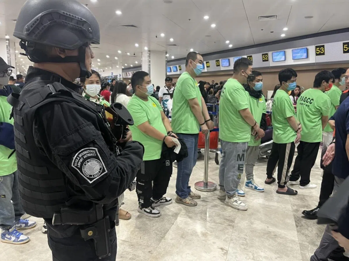 2024年2月，中国与菲律宾执法部门联手遣返40多名在菲律宾从事离岸博彩业的中国公民。（中国驻菲律宾大使馆）