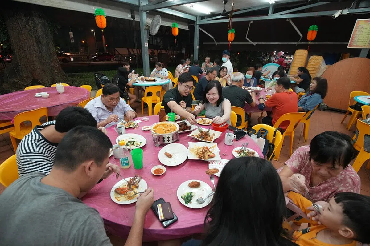 2021年农历新年的团圆饭，我国当时允许八人堂食。（联合早报）