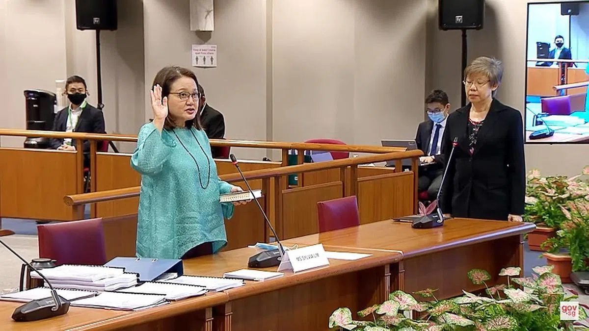 林瑞莲在供证前宣誓。（Gov.sg视频截图）