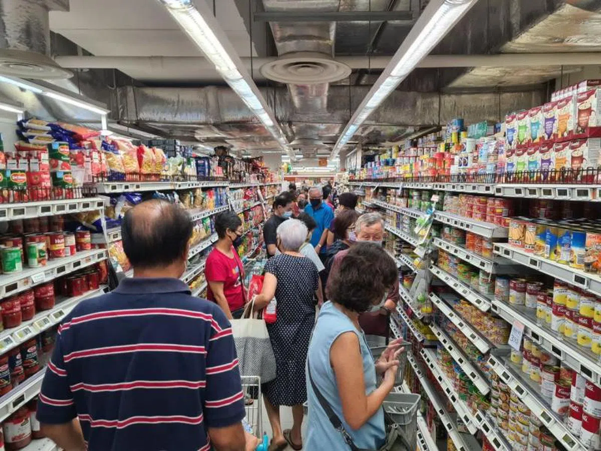  金文泰广场（Clementi Mall）职总平价超市。（海峡时报） 