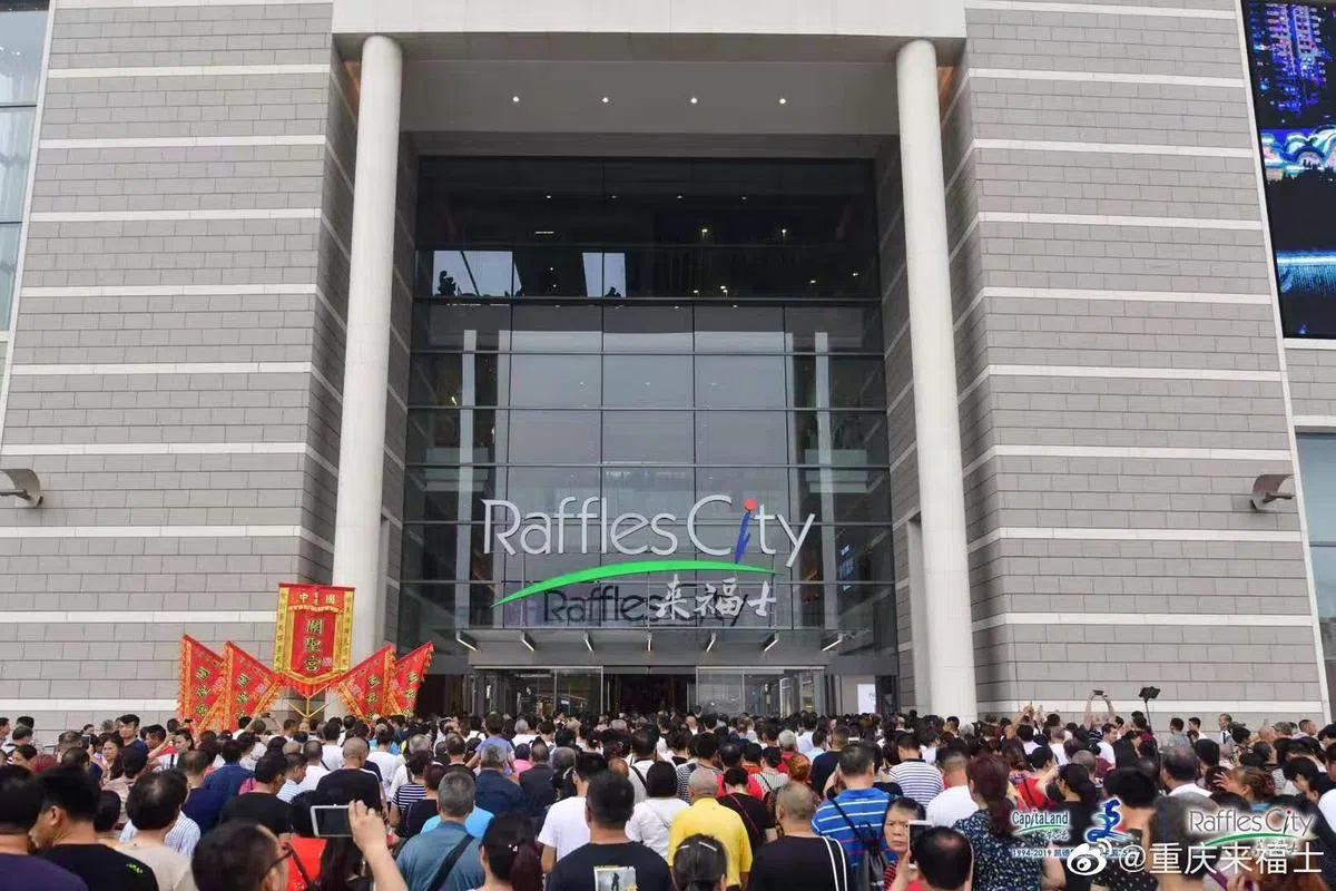  重庆来福士购物中心开幕当天引来千万人潮，看到我们熟悉的来福士标志。（重庆来福士微博） 