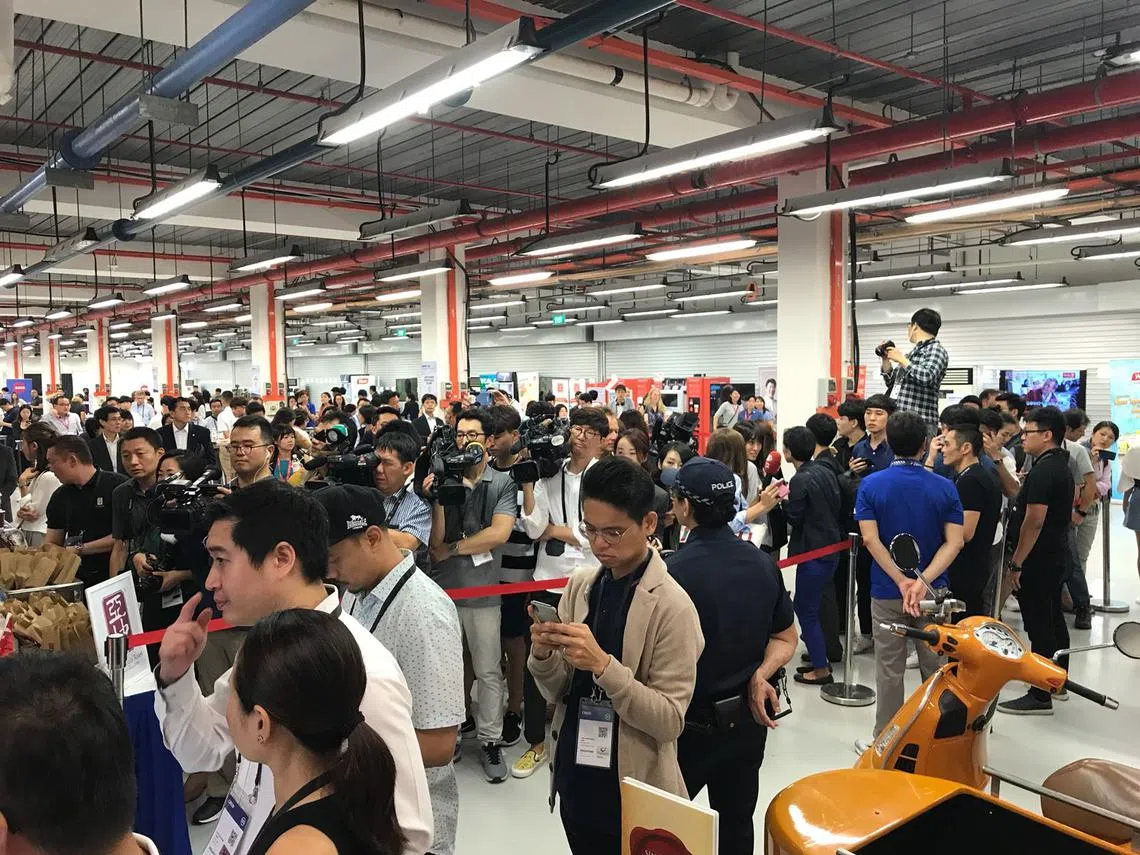 媒体中心一楼餐饮区挤满了各国媒体。（卢凌之摄）