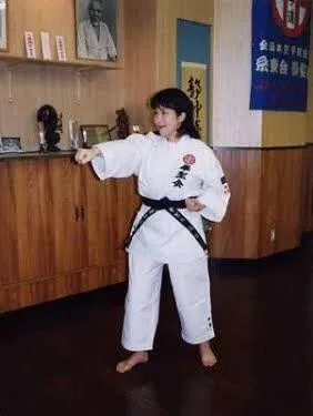 高市早苗年轻时练习空手道的照片。