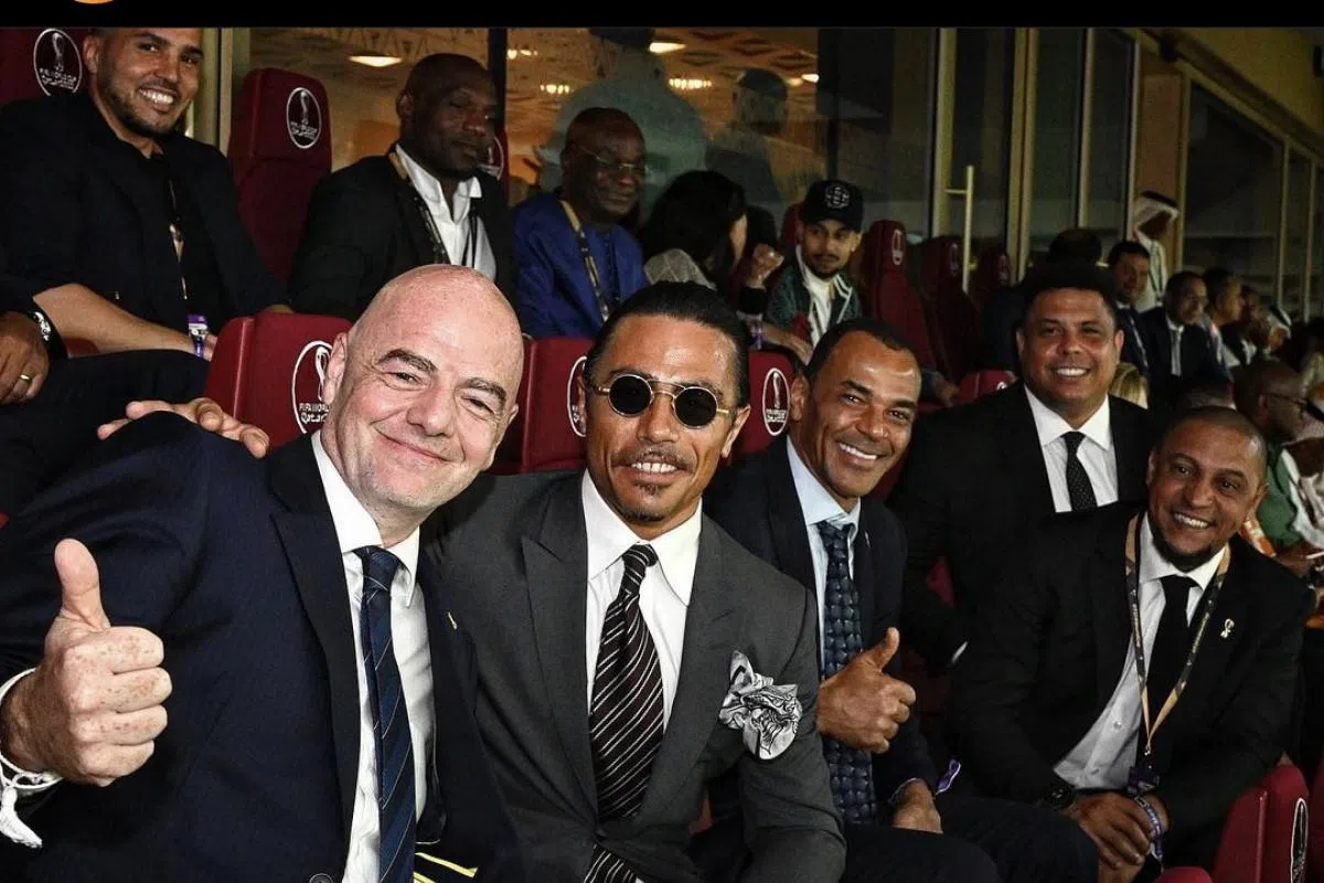 国际足联主席因凡蒂诺（左一）和撒盐哥与三名巴西足球名宿的合照。（nusr_et Instagram）