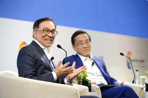 马来西亚人民公正党实权领袖安华（左）上周六到我国出席新加坡峰会，与大会主席何光平（右）同台。（联合早报）