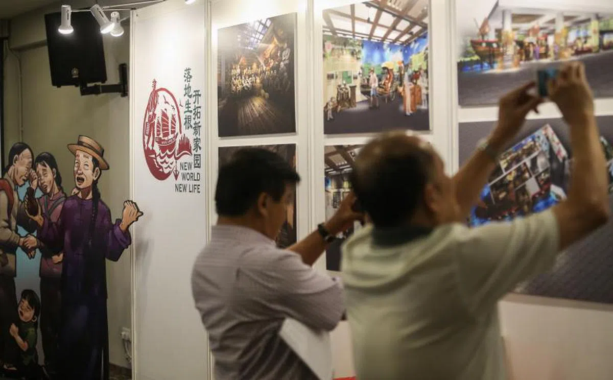  为纪念新加坡开埠两百周年，新加坡宗乡会馆联合总会推出 “无名英雄” 系列活动，向新加坡的先辈致敬，并培养年轻国人成为明日的无名英雄。（联合早报） 