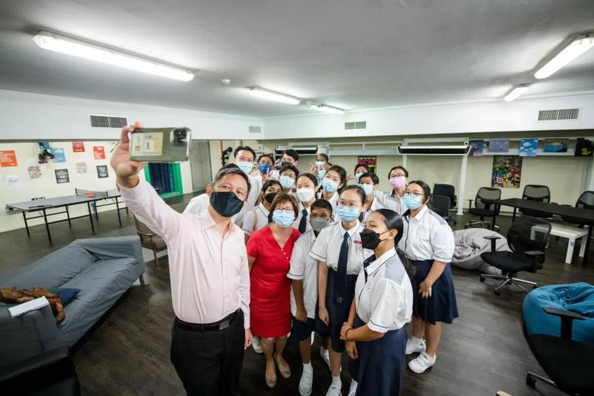 防空壕里摆着沙发、椅子和乒乓台桌等设施供学生们使用。（陈振声脸书）