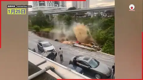 马来西亚雪兰莪州一处道路兼露天停车场的90米路面在20秒内坍塌。一名司机侥幸逃过一劫。（视频截图）