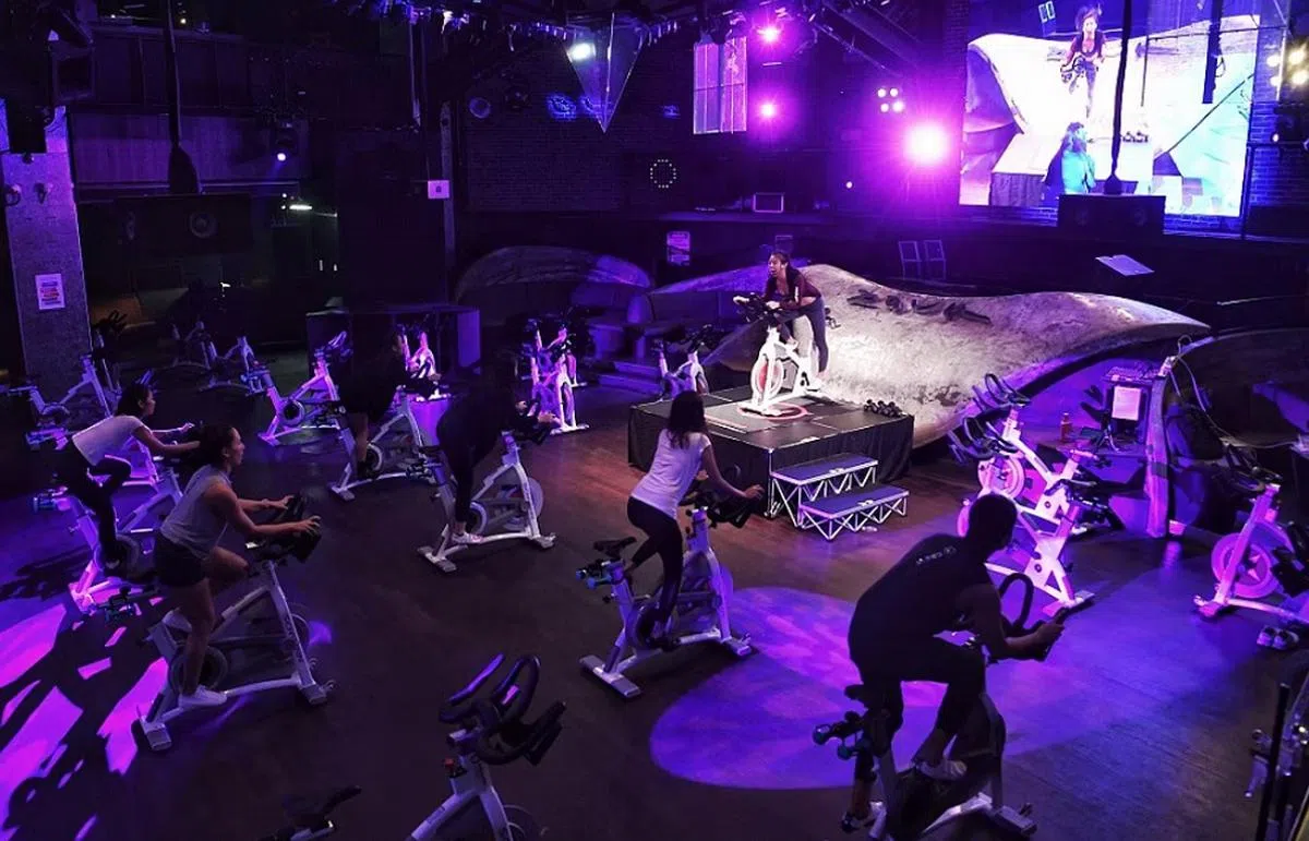 跟着音乐用力地踩！（海峡时报）