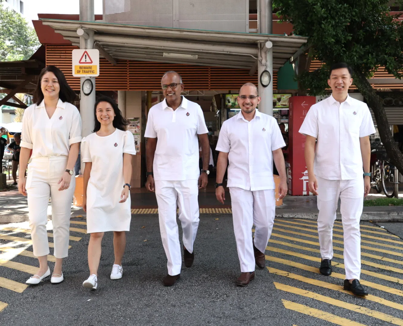 赛义德哈伦（右二）如坊间所料，最终“穿上白衣”加入由内政部长兼律政部长尚穆根（中）所带领的义顺团队参选并当选。