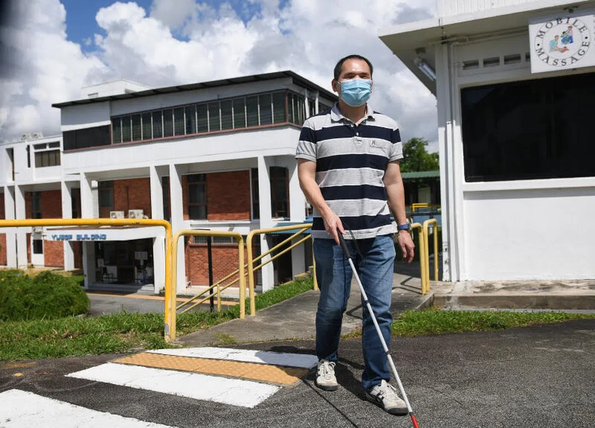  在新加坡视障人士协会担任盲文制作及图书馆服务中心主任的Edwin。他的视力近乎全盲，目前居住在蔡厝港一带。（海峡时报） 