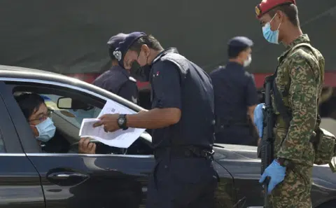 违反SOP的罚款从开始罚100令吉增至1000令吉。3月11日起再加一个0，变成10,000令吉。这罚款金额的考量耐人寻味。（马来邮报）