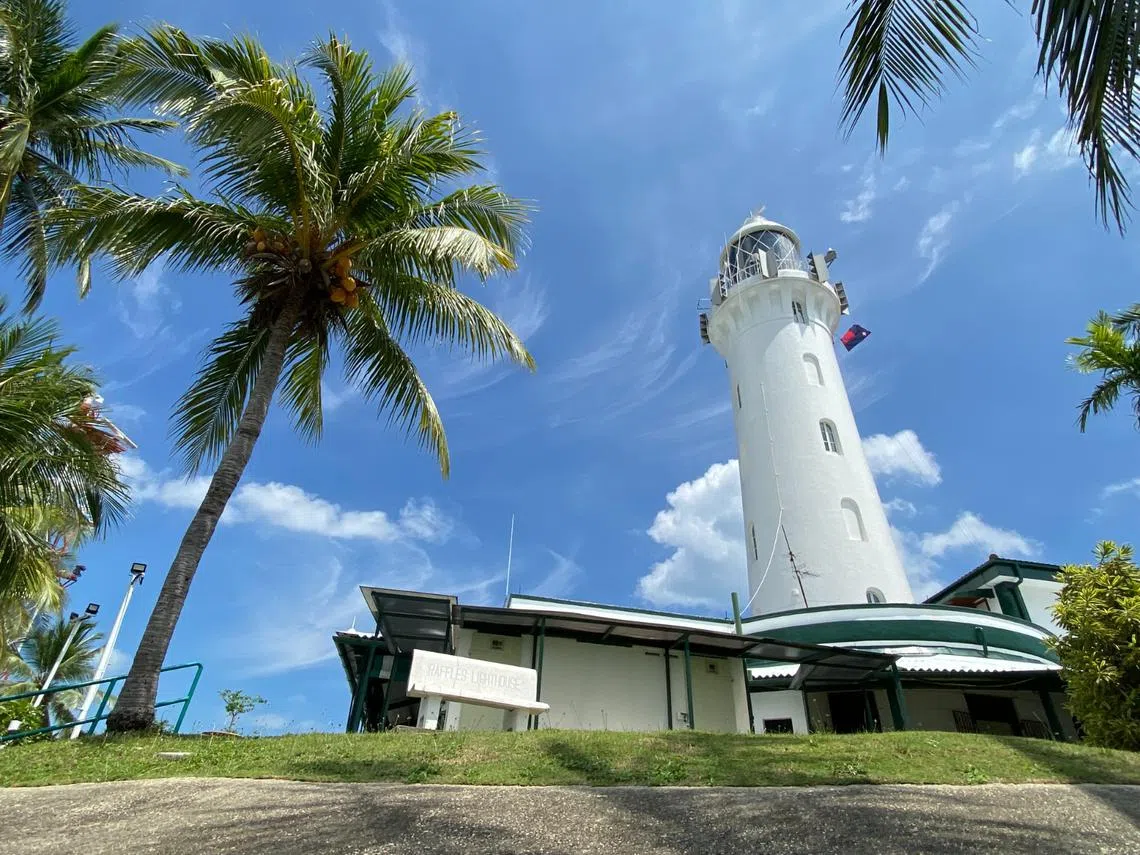 建于1855年的莱佛士灯塔，遗世孤立的矗立在沙都姆岛。（叶孝忠摄）