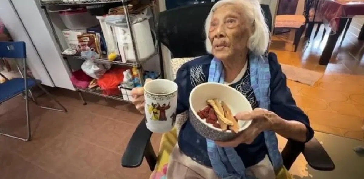 罗老太太早餐最爱吃猪肠粉和水粿，晚餐煲汤时则一定要加入枸杞等中药材。（海峡时报）