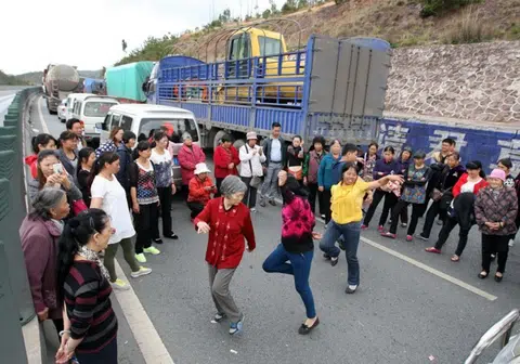 中国大爷大妈们堵车时高速公路上尬舞。（互联网）