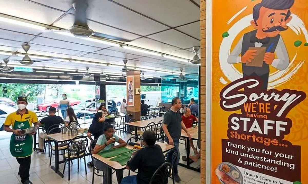 餐馆内部贴出告示，坦诚他们人手不足，请食客见谅。（星报）