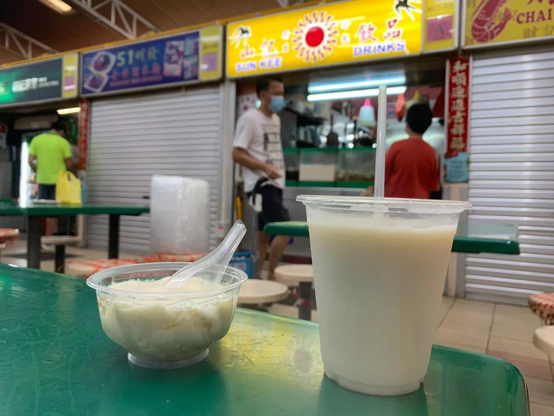 高文熟食中心的山记饮品，一杯豆花水或一碗豆花，由80年代中到现在还在卖三角钱，算得上是新加坡的都市传奇。（叶孝忠摄）