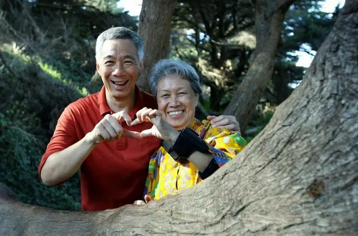 国务资政李显龙（左）与妻子何晶都退休了，又可以享受二人世界了！（李显龙脸书）