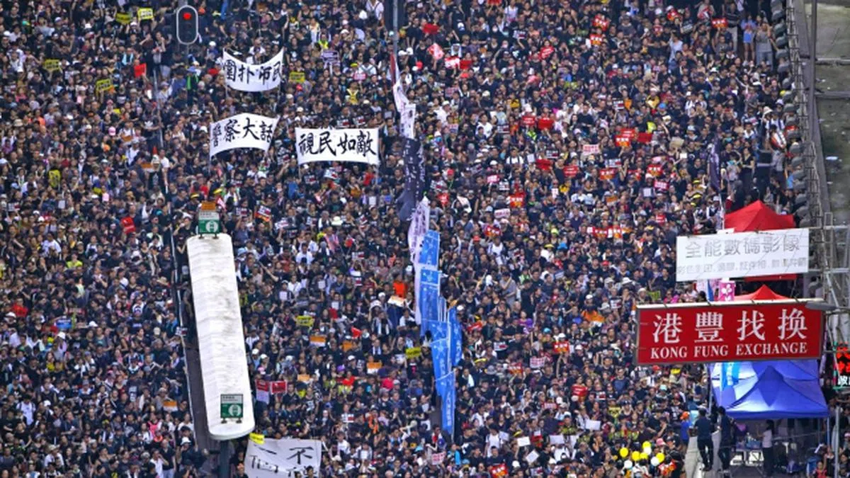  香港反送中群众于今日再度上街游行。（香港苹果日报） 