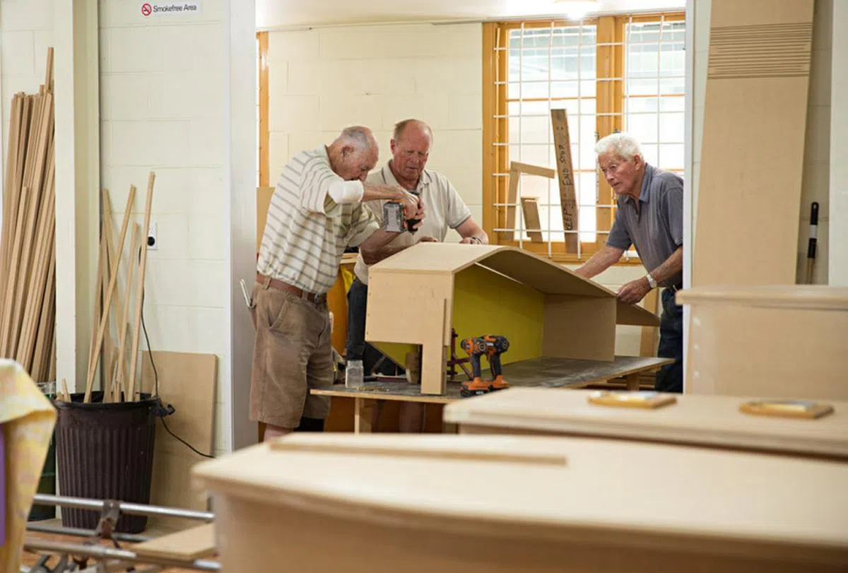 有木工在，不必担心棺材太大洞太小。（Kiwi Coffin Club脸书）