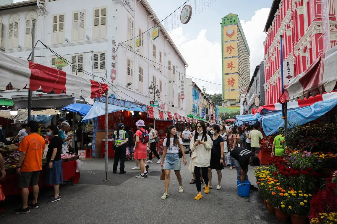 2023年农历新年期间，牛车水的外国游客明显增多了。（海峡时报）