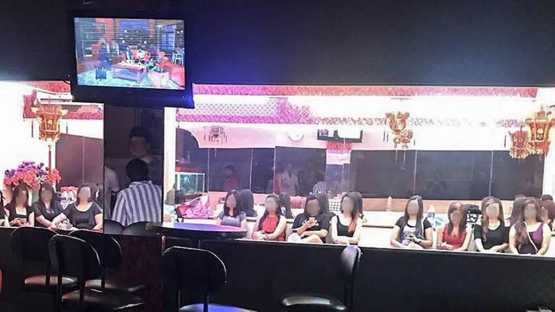 峇淡岛妓女们坐在玻璃窗后等待客人的青睐。（亚洲新闻台）