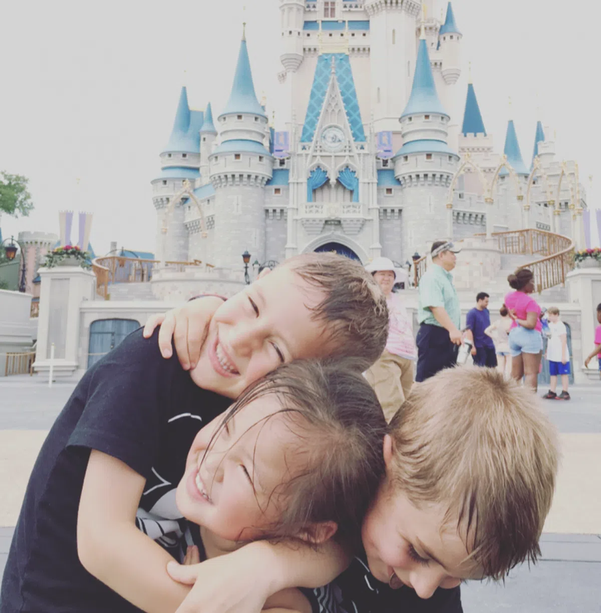  一家人还去了迪士尼乐园内那个每名小女孩都曾幻想过的城堡。（Becca的Instagram） 