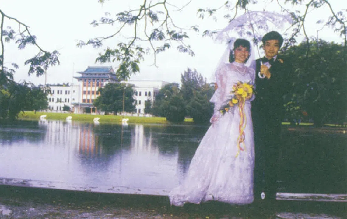 ​​​ 为庆祝中正中学70周年校庆所出版的《中正人》，刊载39名校友的故事。国会议员刘程强70年代在中正总校求学，并与妻子韩美娇在中正相识，两人在1982年于中正湖结为夫妻。（《中正人》） ​