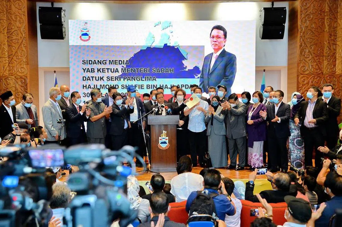 沙巴首长沙菲益（演讲者）今天（30日）表示，州元首已经同意解散州议会。他说，目前应该由沙巴人民决定谁能执政。（沙菲益面簿）