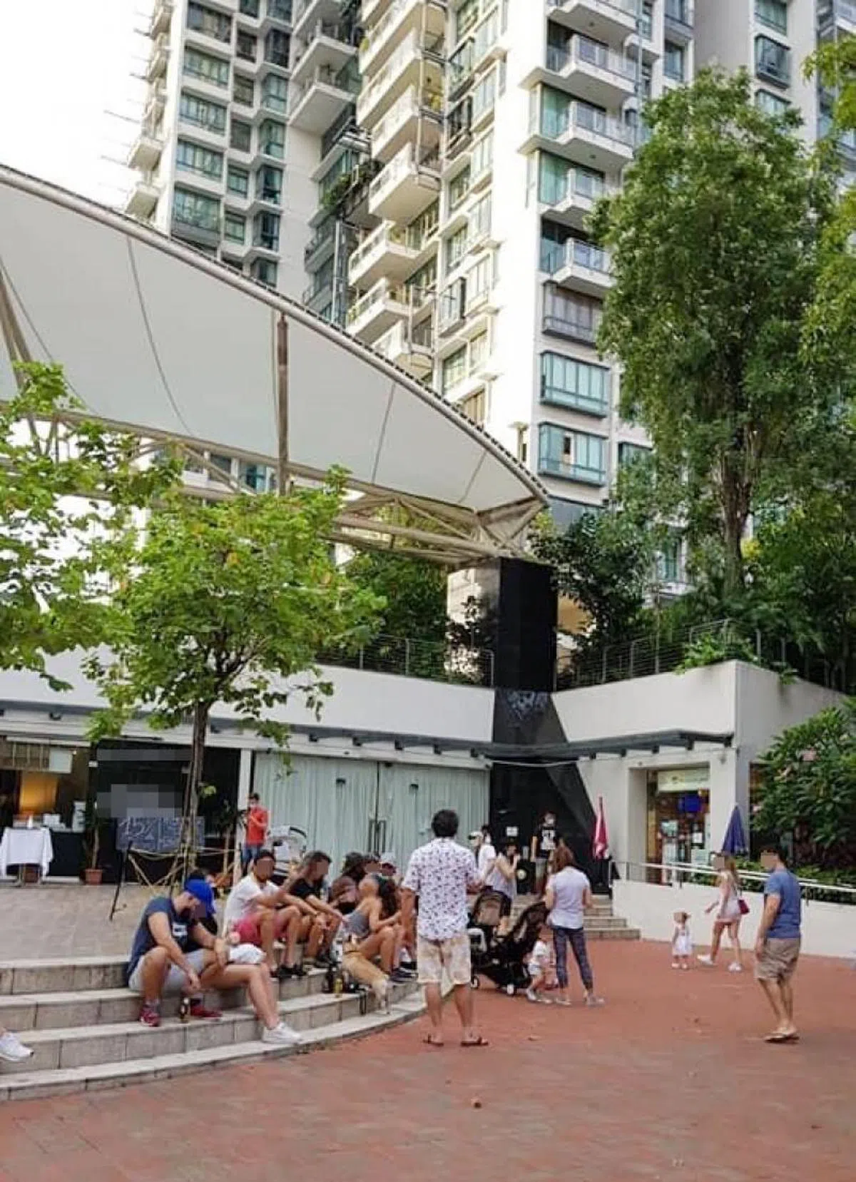  上月中旬病毒阻断措施期间，一众外籍男女照旧在罗拔申码头欢聚喝酒，不戴口罩，不守距离。照片在社交媒体上疯传。（取自面簿） 