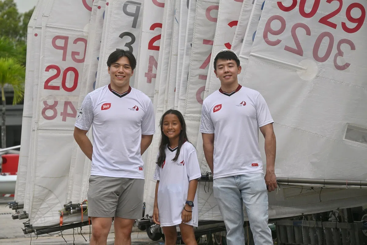 陈安雅（中）和巴黎奥运铜牌得主墨士廉（左）及另一位新加坡帆船选手卢军汉合影。