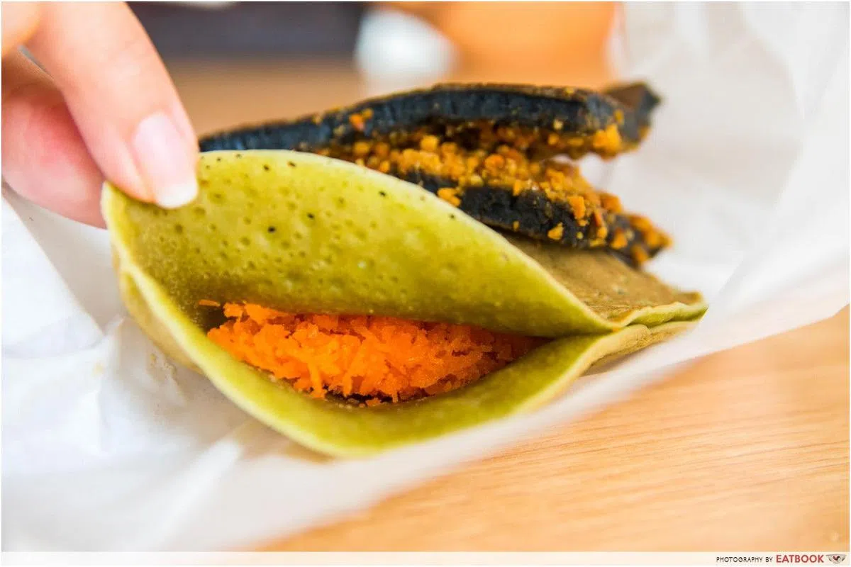  除了传统口味的面煎粿，Munchi的招牌面煎粿还有抹茶和黑炭口味。（互联网） 