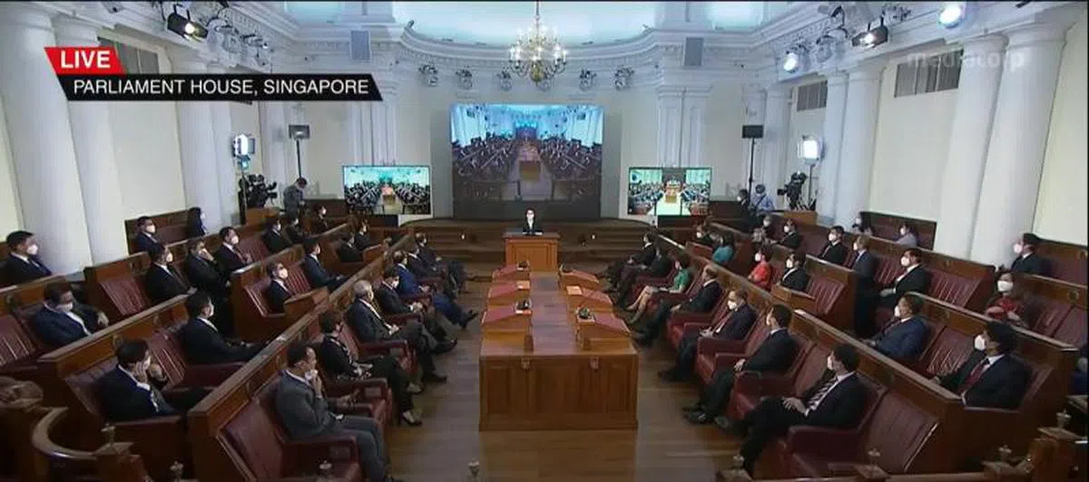 坐在旧国会大厦艺术之家的议员们通过屏幕聆听总统的施政方针直播。（视频截图） 