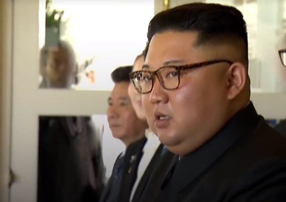  金正恩在听完特朗普对媒体的一番话后，一脸尴尬。（视频截图） 