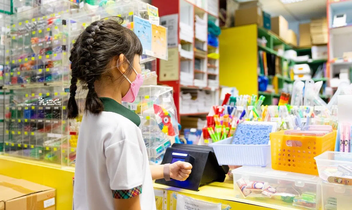 许多新加坡小学的食堂和文具店，已允许学生使用智能手表付款。（星展银行脸书）