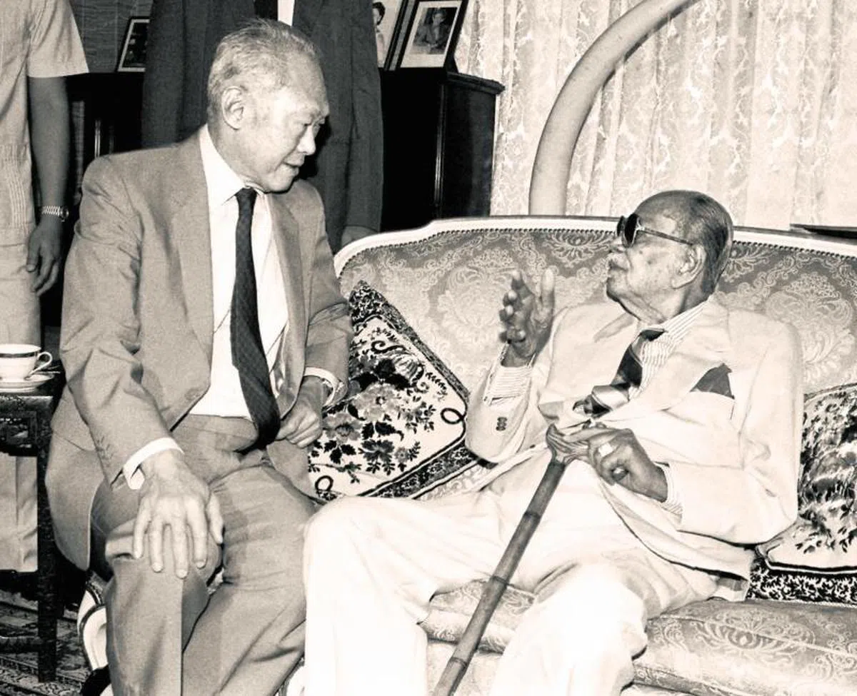  1989年12月11日，李光耀到马来西亚槟州与吉打州作八天私人访问，除了会见地方领导人，也在槟城同马国首任首相东姑阿都拉曼叙旧。东姑隔年与世长辞，那次是他们最后一次见面。（联合早报） 