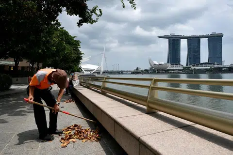 清洁工人在新加坡属于低薪工友。